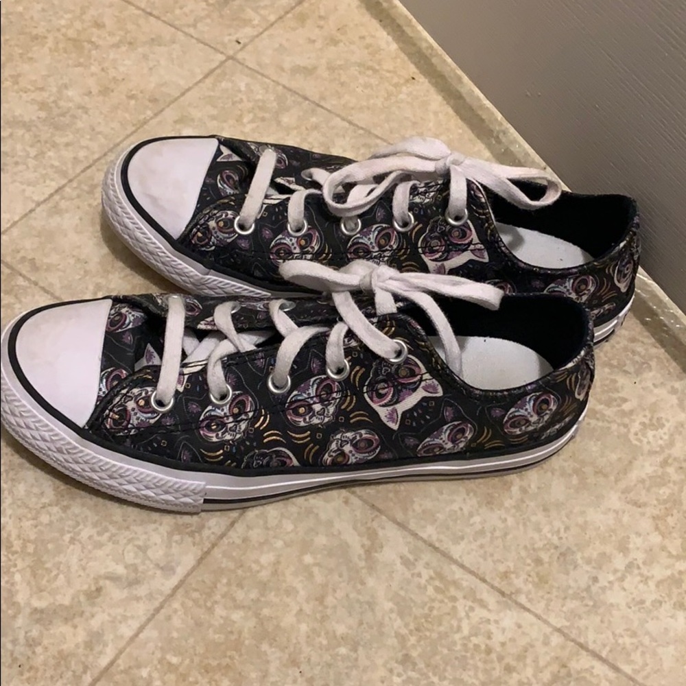 Girls size 3 Converse shoe